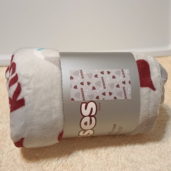 NWT ~ Officially Licensed Hershey’s Kisses Plush Gray Throw Blanket, 50” X 60” - Picture 10 of 11